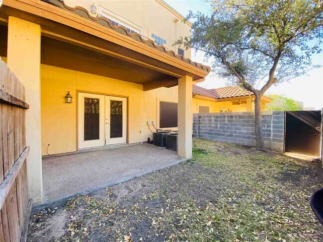 Building Photo - 707 St James Dr