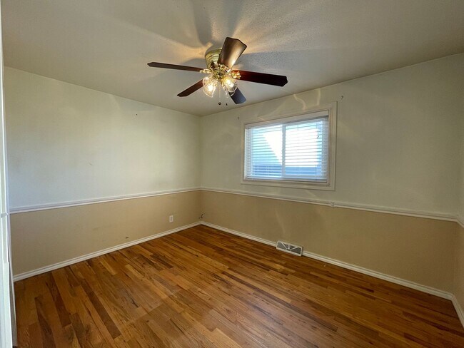 Building Photo - $0 DEPOSIT OPTION! TIMELESS VINTAGE CHARM: 2-BED, 1-BATH UNIT IN A CHARMING TRIPLEX