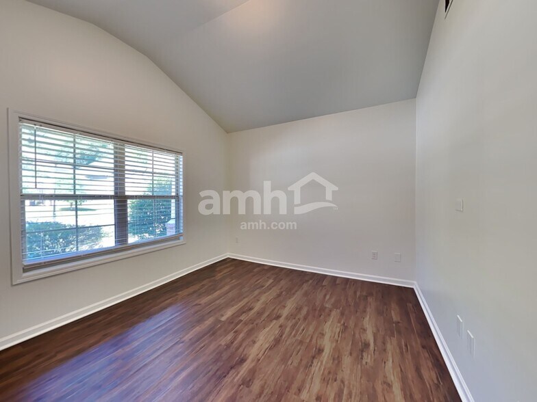 Building Photo - 3227 Hideaway Ln