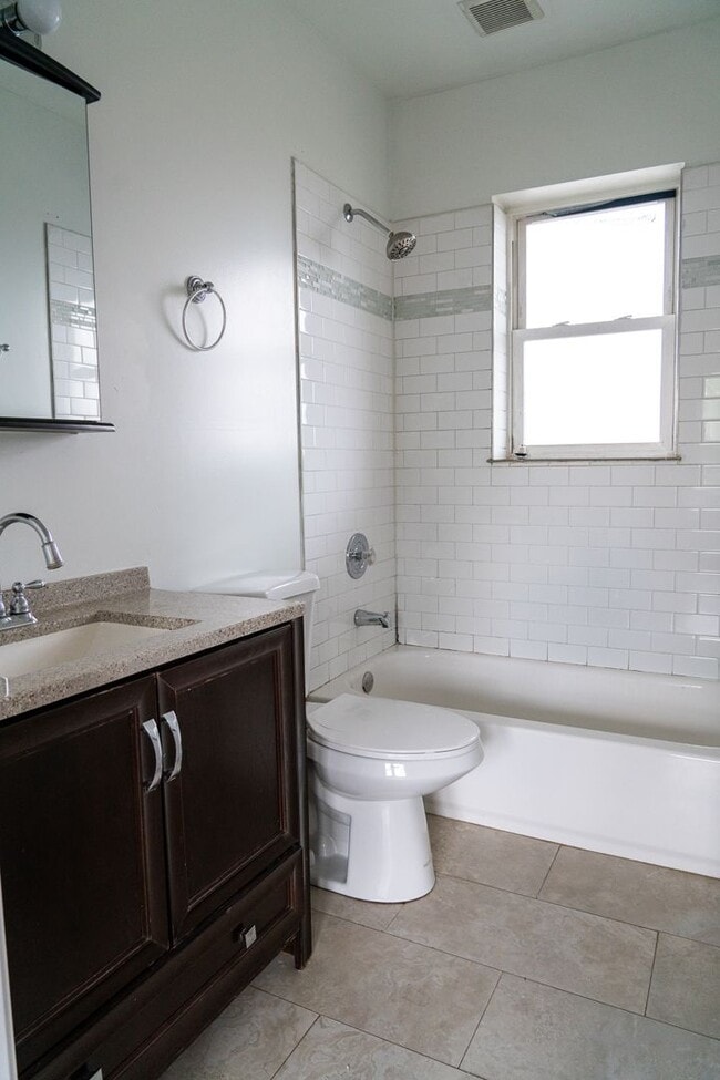 Building Photo - Albany Park - 2 Bed / 1 Bath - Central Heat - Dog Friendly