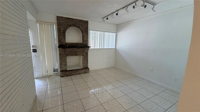 Building Photo - 9155 Fontainebleau Blvd