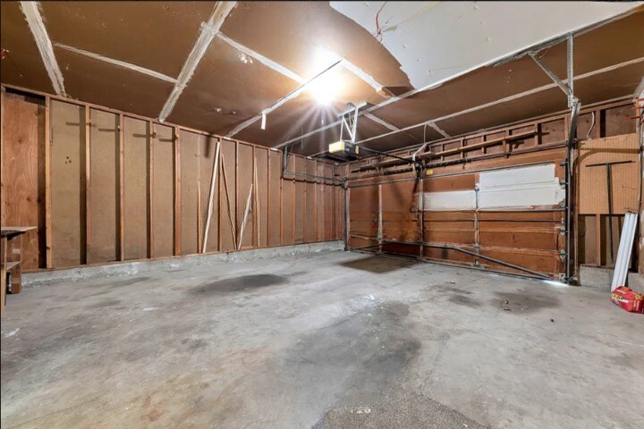 Garage - 7007 W Copperhill Dr