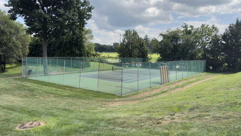 Community tennis court - 5 Evergreen Dr