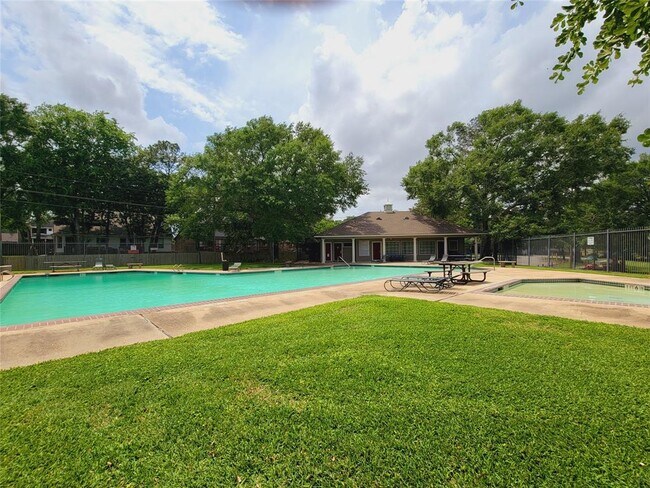 Building Photo - 2502 Knollbrook Ln