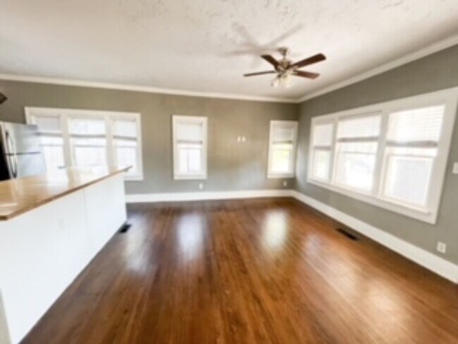 Building Photo - 3 Bedroom & 1 Bath In Paseo District (Cont...