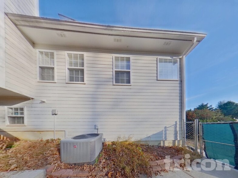 Building Photo - 136 Brookside Way