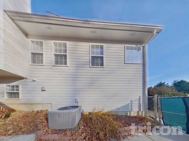 Building Photo - 136 Brookside Way