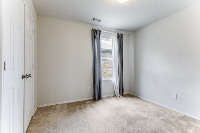 Building Photo - "Charming 3-Bedroom Home with 2.5 Baths and Spacious Living in Fort Worth!"