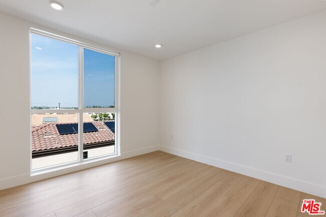 Building Photo - 8561 Belmont St