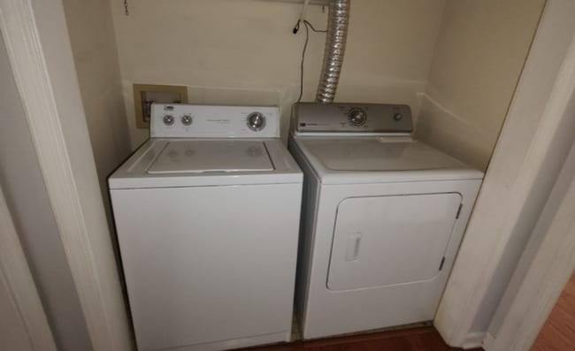 Building Photo - Charming 2 Bedroom/2 Bathroom with Sunroom...