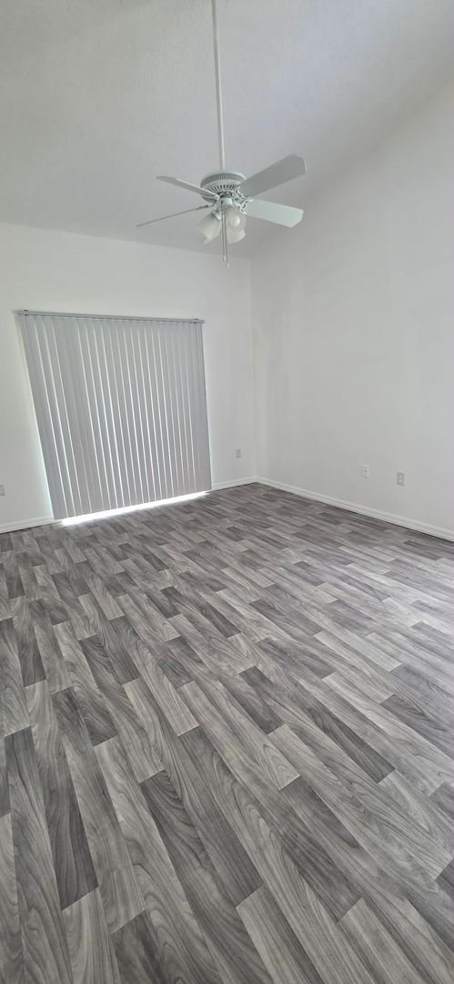 Building Photo - Spacious 3BR/2BA Home with Screened Patio and 2-Car Garage