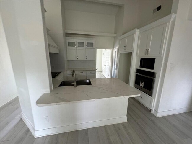 Building Photo - 3723 Westmeadow Dr
