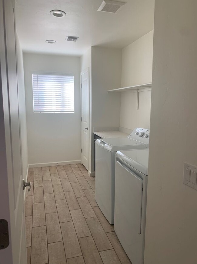 Building Photo - 2430 S Clovis Pl