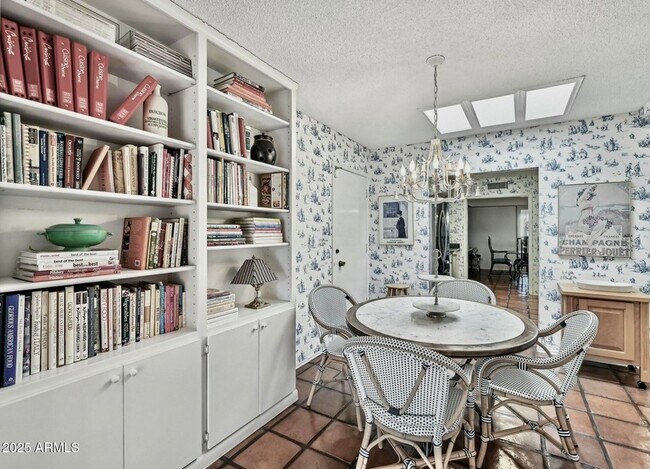 Building Photo - 8733 E Vía De Viva