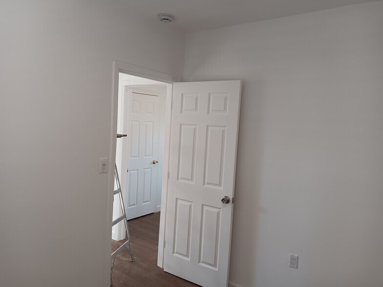 Building Photo - 44279 Carolside Ave