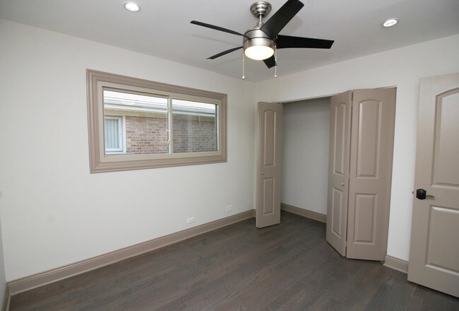 Building Photo - 3804 W Touhy Ave