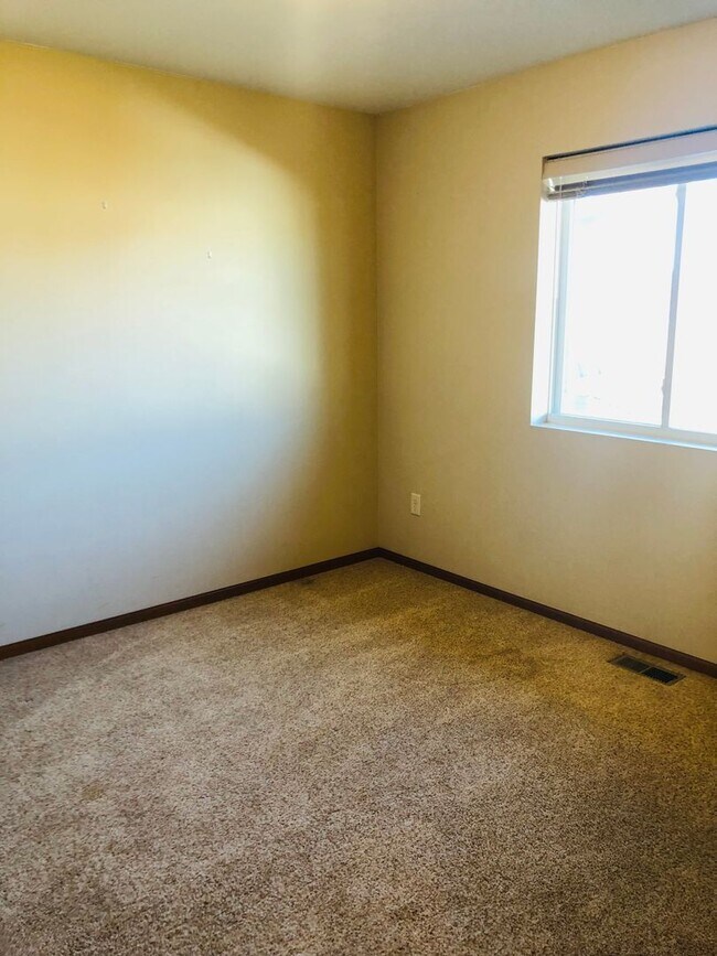 Building Photo - 21 &amp; 23 Hanfield Court