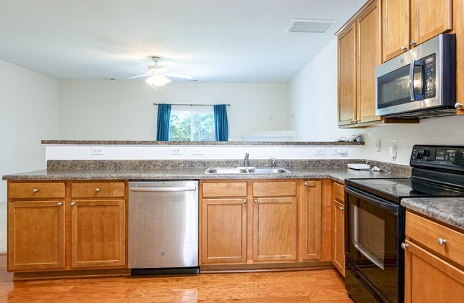 Building Photo - Maintenance-Free beautiful  3 bedroom 2.5 bath townhouse in Burlington