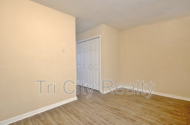 Building Photo - 220 Meadowbrook Ct