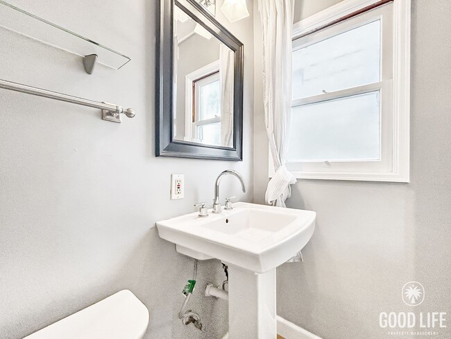 Building Photo - Beautiful 4BD/2.5 BA W/ Updated Bathrooms, A/C, and a Large Backyard in El Cerrito!