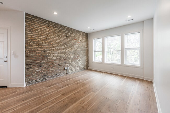 Building Photo - 2109 N Hamlin Ave