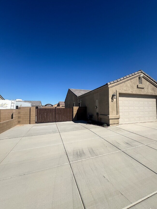 Building Photo - Stunning Foothills Paradise