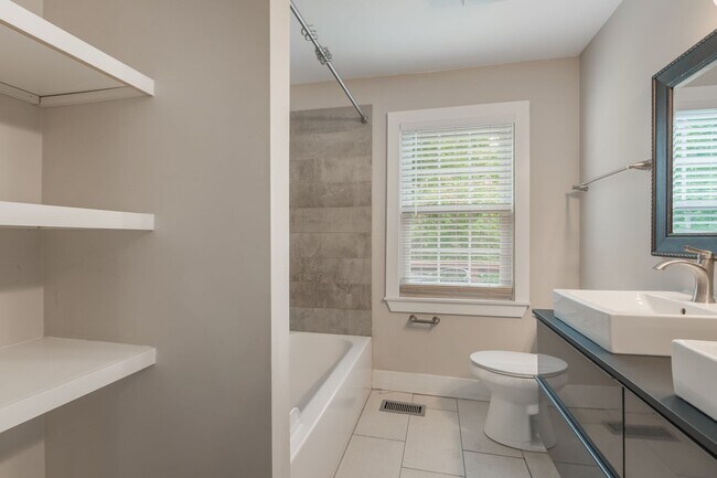 Building Photo - Charlotte Park/Nations bungalow home for r...