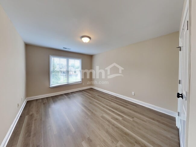 Building Photo - 333 Silver Top Dr SE