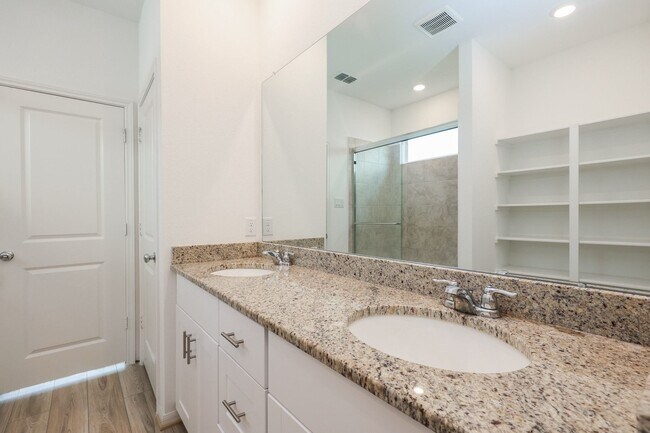 Building Photo - 1704 Greendale Dr