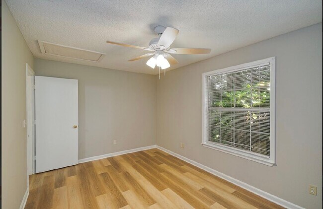 Building Photo - Fully renovated 3 BR/ 2 BA townhome off of Capital Park Circle