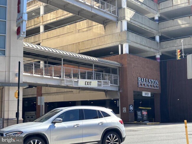 Building Photo - 106 N George Mason Dr
