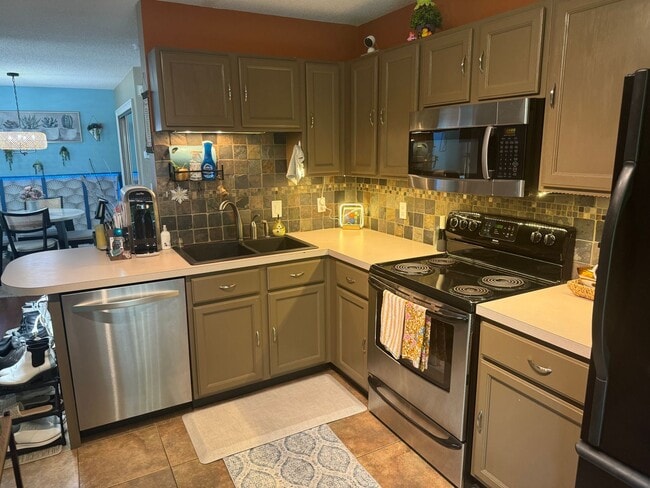 Building Photo - Updated 2 Br / 2 Ba End Unit TH w/ 2-Car G...