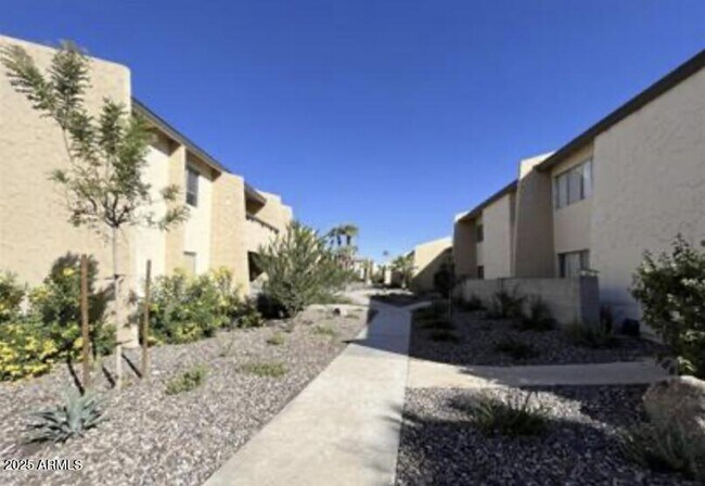 Building Photo - 8055 E Thomas Rd