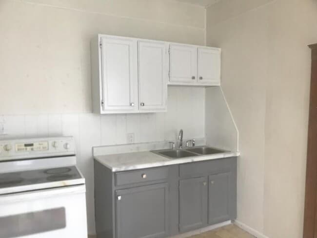 Building Photo - 614 1/2 W Stephenson St-614.5 W Stephenson