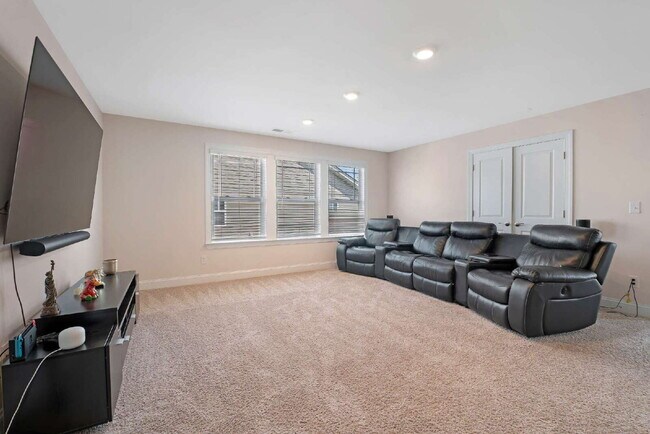 Building Photo - Beautiful Upscale Executive Home with Pool 4B/3Bth with 3,100 sqft