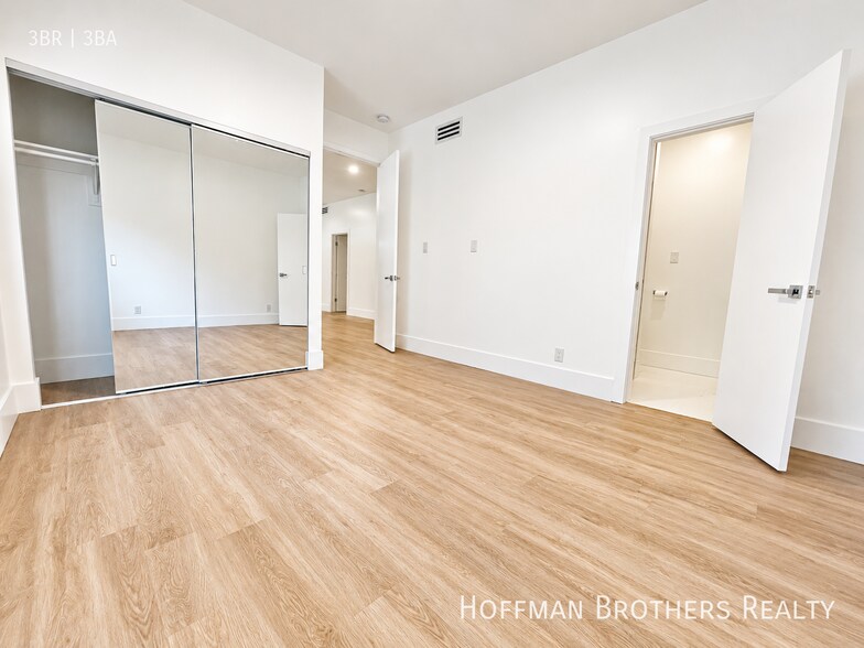 Building Photo - 329 S Doheny Dr