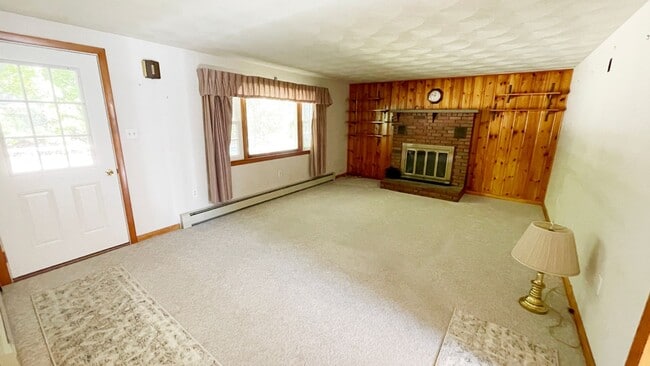 Building Photo - 3 BR House on a Lake 1.5 Baths