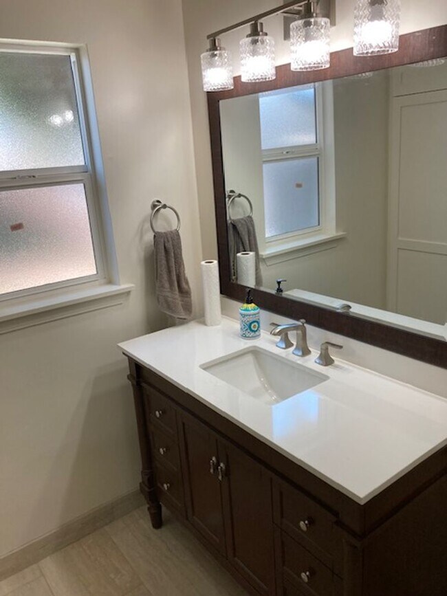 Building Photo - JUST REMODELED - 3 BEDROOM 1 BATH HOME IN ...