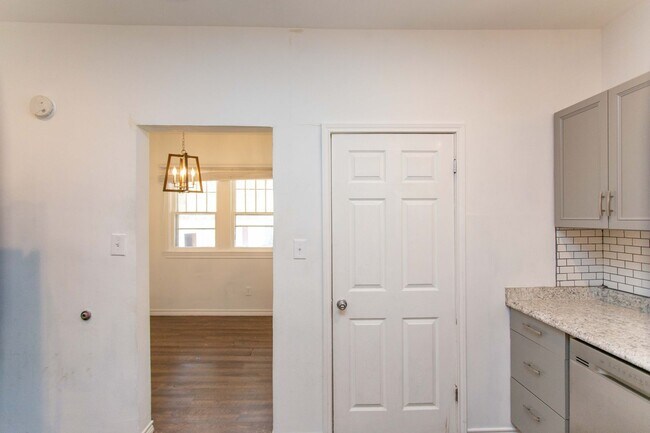 Building Photo - 1710 Pearl Ave
