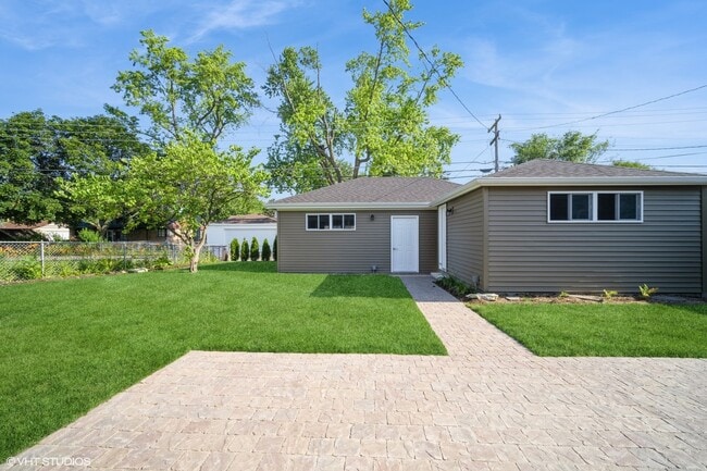 Building Photo - 648 Oakwood Ct