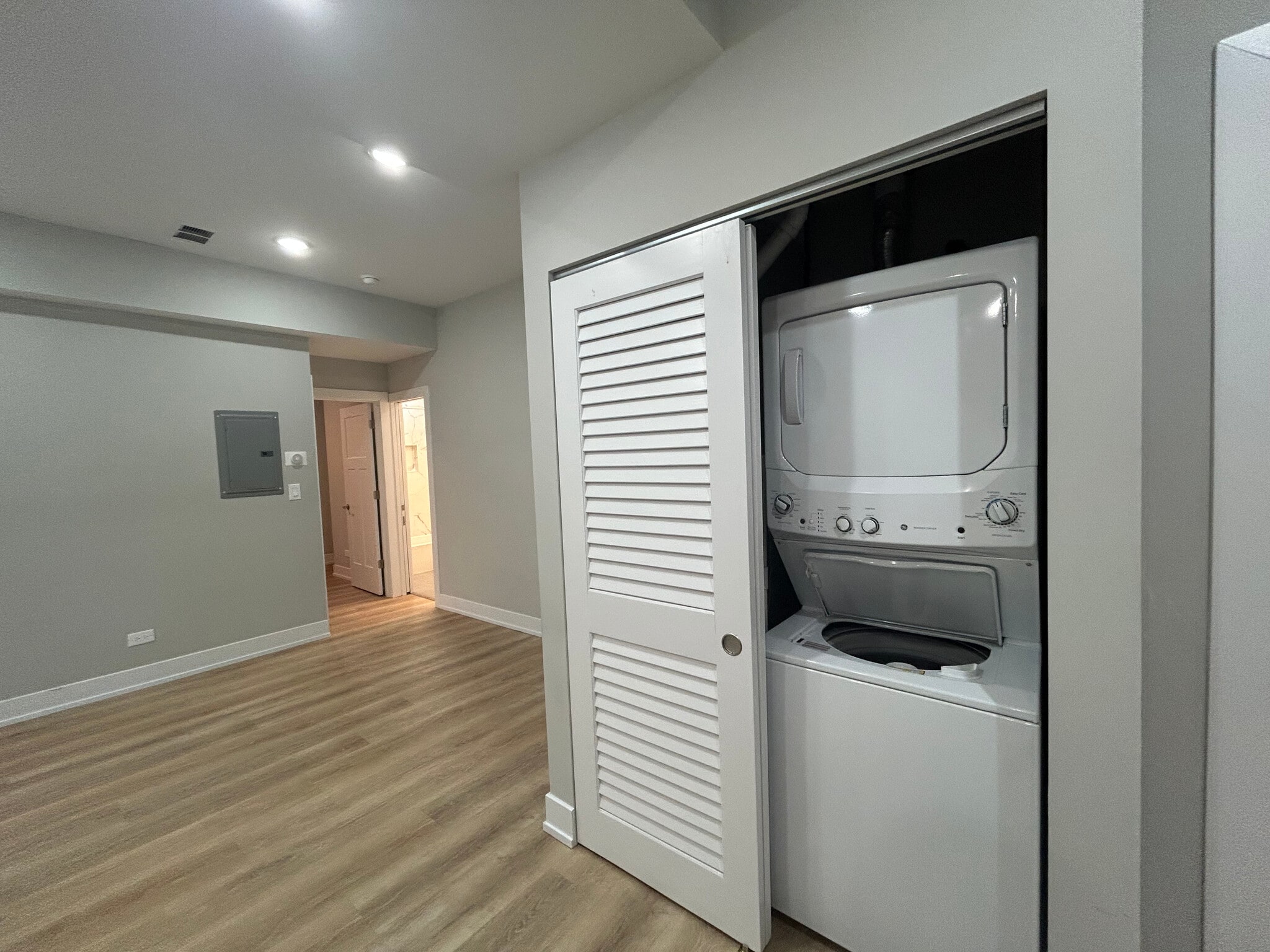 Building Photo - 423 W Belden Ave