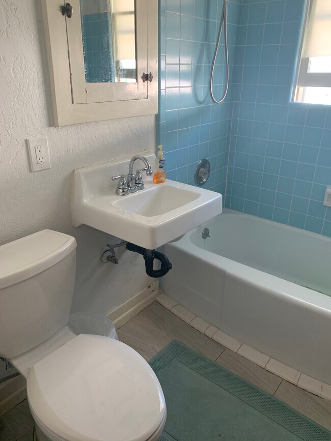 Full tub - 2746 C St