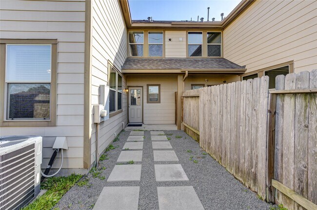 Building Photo - 8335 Hawthorn Vly Ln