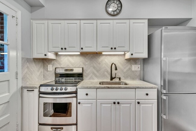 Building Photo - Updated Condo 3 Blocks from Metro