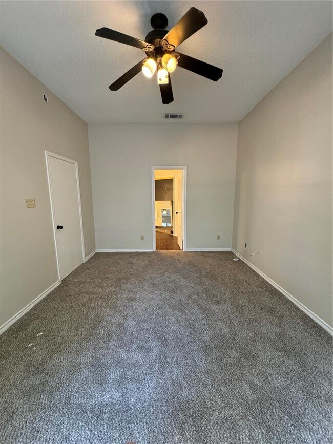 Building Photo - 2111 Castle View Dr