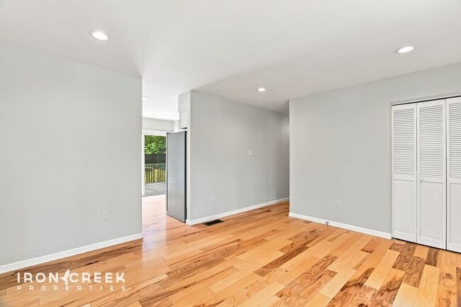 Building Photo - 16 King Arthur Pl
