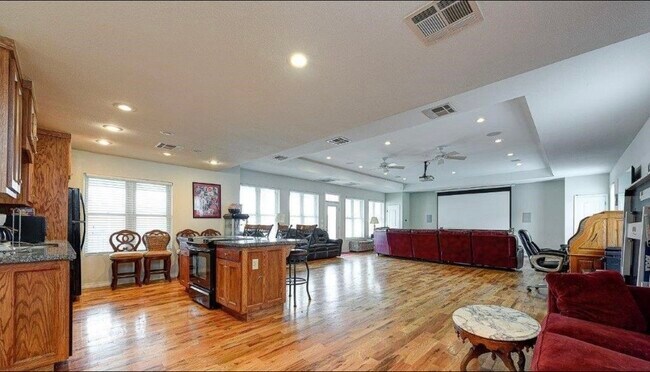 Building Photo - 410 N Oliver Ave