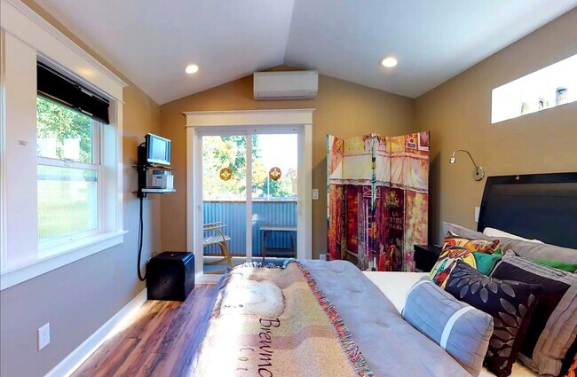 Building Photo - 6625 Amherst N St