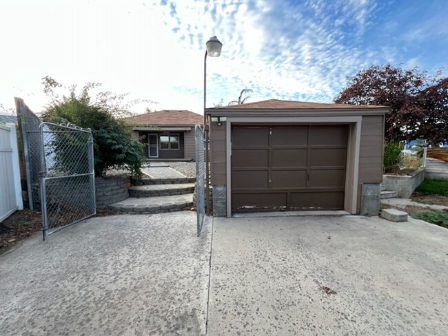 Building Photo - Spacious 3 bed/2 bath house with fenced ba...