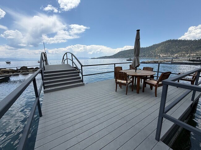 Building Photo - 557 Lakeshore Blvd